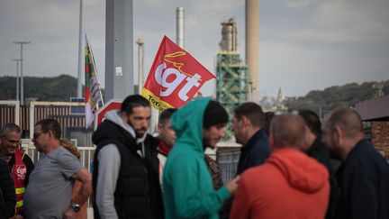 Des salariés grévistes devant la raffinerie TotalEnergies de&nbsp;Gonfreville-l'Orcher, près du Havre (Seine-Maritime), le 10 octobre 2022. (LOU BENOIST / AFP)