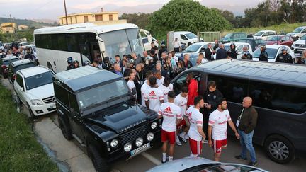 Le match de barrage entre l'AC Ajaccio et Le Havre a été reporté vendredi soir par le préfet après que le bus des joueurs normands a été bloqué et caillassé par des supporters&nbsp;ajacciens aux abords du stade. (JEAN-PIERRE BELZIT / MAXPPP)