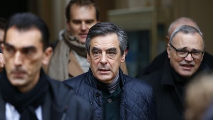 François Fillon sort d'un bureau de vote après avoir voté à la primaire à droite, dimanche 20 novembre 2016.&nbsp; (GONZALO FUENTES / REUTERS)