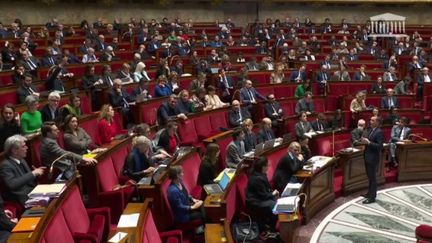 Dans la soirée du mardi 14 février, l'article 2 de la réforme des retraites a été rejeté à l'Assemblée nationale. Le journaliste Guillaume Daret, présent sur le plateau du 8 Heures, mercredi, revient sur ce revers infligé au gouvernement sur cet article qui portait sur la création d'un index senior. (FRANCE 2)