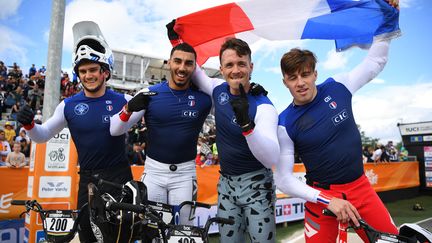 Jérémy Rencurel, Léo Garoyan, Romain Mahieur et Arthur Pilard (de g. à dr.) après la finale du BMX Race lors des Mondiaux de Glasgow, le 13 août 2023. (ANDY BUCHANAN / AFP)