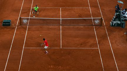 Novak Djokovic et Rafael Nadal en pleine bagarre sur le Court Philippe-Chatrier lors de la demi-finale, le 11 juin&nbsp; (CHRISTOPHE ARCHAMBAULT / AFP)