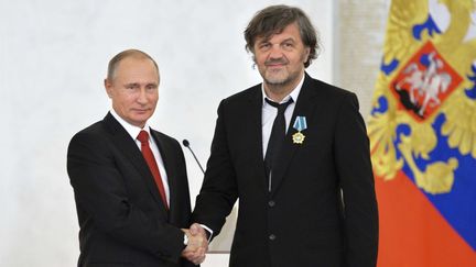 Emir Kusturica décoré par Vladimir Poutine en novembre 2016.
 (Alexei Druzhinin/AP/SIPA)