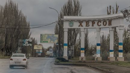 Le monument qui marque une des entrées dans la ville de Kherson, dans le sud de l'Ukraine, le 19 avril 2023. (SOPA IMAGES / SIPA)