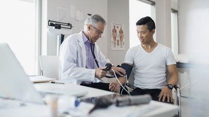 Plus du quart des m&eacute;decins en activit&eacute; r&eacute;guli&egrave;re ont 60 ans ou plus et la moyenne est de 51,5 ans, selon l'Atlas 2015 de la d&eacute;mographie m&eacute;dicale. (HERO IMAGES / GETTY IMAGES)