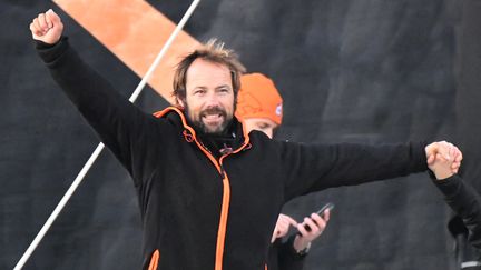 Thomas Coville fête son record du tour du monde à la voile en solitaire, le 26 décembre 2016, au large de Brest (Finistère). (DAMIEN MEYER / AFP)