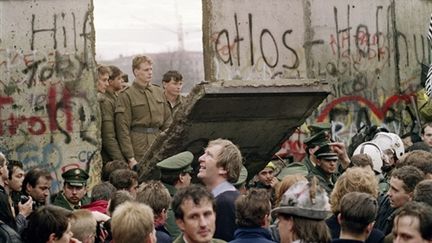 Trente-six heures après l'ouverture du Mur de Berlin, le 11 novembre 1989... (© AFP - GERARD MALIE)