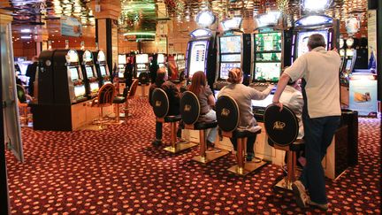 Des personnes jouent au casino d'Aix-en-Provence (Bouches-du-Rhône), le 18 avril 2011. (MAXPPP)