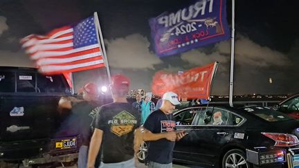 Sur l'un des parkings occupés par des trumpistes, à Mar-a-Lago, près de la résidence de Donald Trump à Palm Beach, en Floride, le soir du 5 novembre 2024. (BENJAMIN ILLY / FRANCEINFO)