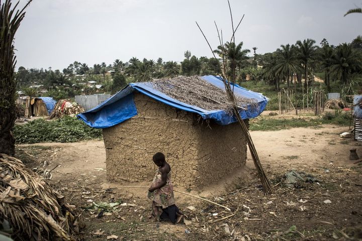 De nombreux Pygmées vivent dans des villages de fortune à la périphérie des villes. Ils sont aussi victimes desattaques de bandes armées dans l'est de la RDC. (JOHN WESSELS / AFP)