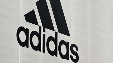 Le logo Adidas. (CHRISTOF STACHE / AFP)