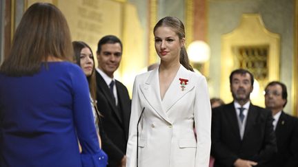 Vêtue d'un élégant smoking blanc, Leonor a prêté serment sur le même exemplaire de la Constitution que son père 37 ans avant elle, devant la présidente de la chambre des députés, Francina Armengol, à Madrid, en Espagne, le 31 octobre 2023. (JAVIER SORIANO / AFP)