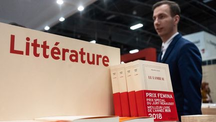 Le prix Fémina 2018, "Le Lambeau" exposé à un stand du Salon du Livre 2019.&nbsp; (LAURE BOYER / HANS LUCAS)