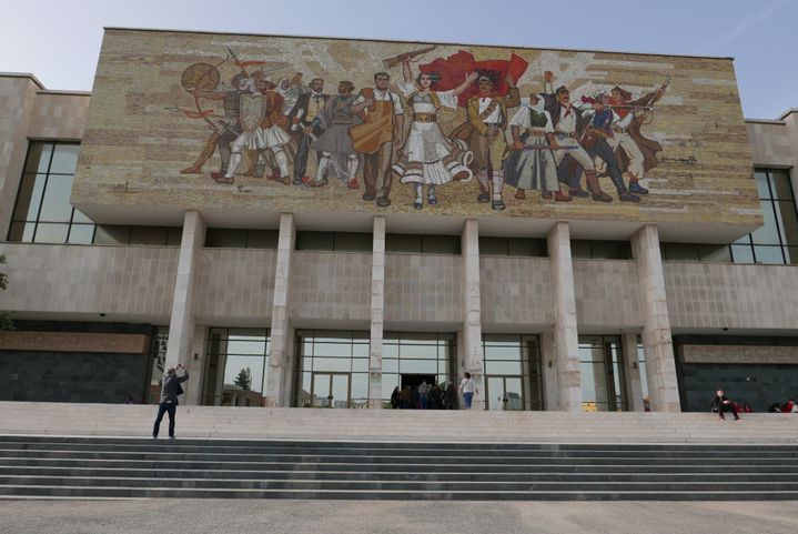 Inauguré en 1981, le plus grand musée d'Albanie (18 000 m2&nbsp;d'espaces d'exposition) abrite certains objets parmi les plus précieux du pays comme la "&nbsp;Déesse de Butrint&nbsp;" et une formidable collection d'icônes. Il se distingue par sa façade massive décorée d'une superbe mosaïque de style réalisme socialiste. (Photo Emmanuel Langlois)