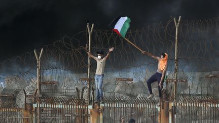 Des Palestiniens protestent près de la frontière avec Israël, le 8 octobre 2018, dans la bande de Gaza. (SAID KHATIB / AFP)