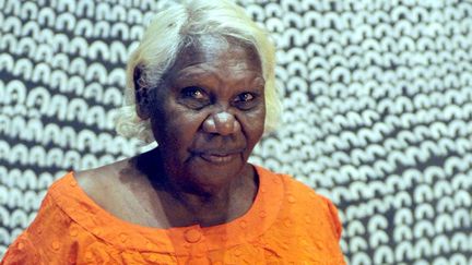 L'artiste australienne Lena Nyadbi devant son motif d'écailles de barramundi, qui investit le toit de la médiathèque du musée du Quai Branly (29 avril 2013)
 (Alan Porritt / EPA / MAXPPP)