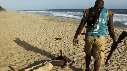 Un chasseur traditionnel ivoirien venu prêter main forte aux forces de sécurité sur les lieux du drame après l'attaque jihadiste de Grand-Bassam le 13 Mars 2016. (Phoito Reuters/Luc Gnao)