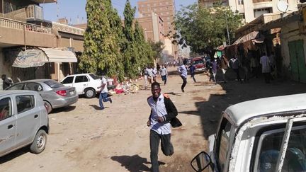 Un manifestant soudanais court pour échapper aux gaz lacrymogènes lors d'une manifestation à Karthoum le 31 décembre 2018. (PHILIPPE HUGUEN / AFP)