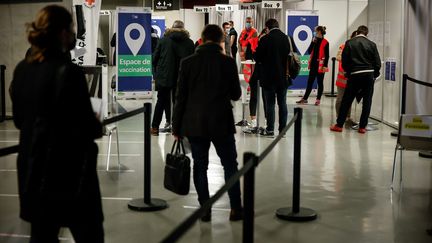 Au centre de vaccination de La Défense Arena, à Nanterre (Hauts-de-Seine), le 6 mai 2021. (MAXPPP)