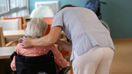 A caregiver in a nursing home in Horbourg-Wihr (Haut-Rhin), November 20, 2019. (VANESSA MEYER / MAXPPP)