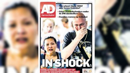 Le quotidien n&eacute;erlandais "Algemeen Dagblad" &eacute;voque &agrave; sa une, le 18 juillet 2014, le "choc" des familles des victimes du crash du vol MH70, parti de l'a&eacute;roport d'Amsterdam-Schiphol (Pays-Bas). (ALGEMEEN DAGBLAD)