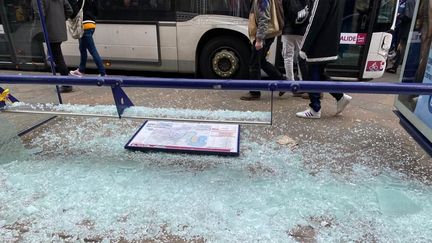 La vitre d'un abribus brisée dans le centre-ville de Rouen, en Seine-Maritime. (CORALIE MOREAU / RADIOFRANCE)