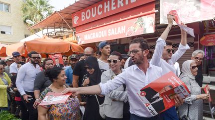 Des supporters de&nbsp;Nabil Karoui,&nbsp;candidat au second tour de la présidentielle prévu le 13 octobre en Tunisie, dont la justice a rejeté une nouvelle demande de libération. (FETHI BELAID / AFP)