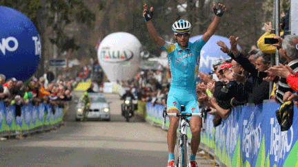 Vincenzo Nibali célèbre sa victoire