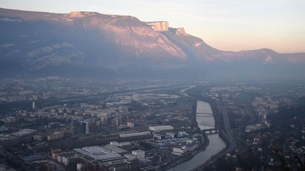 Vue de la ville de Grenoble, mardi 13 décembre 2016. (JEAN-PIERRE CLATOT / AFP)