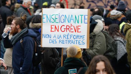 Des enseignants défilent contre la réforme des retraites, le 5 décembre 2019 à Paris. (LAURE BOYER / HANS LUCAS / AFP)