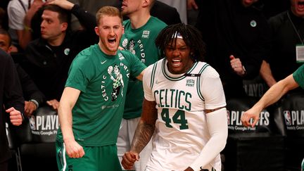 La joie de Robert Williams III (à droite) lors de la victoire des Boston Celtics contre les Brooklyn Nets lors du match 4 des playoffs NBA le 25 avril 2022. (ELSA / GETTY IMAGES NORTH AMERICA)