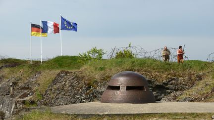 Les drapeaux Allemands, Français&nbsp;et de l'Union européénne,&nbsp;&nbsp;au Fort de Douaumont près Verdun (Meuse), le 25 avril 2014. (UWE ZUCCHI / DPA)