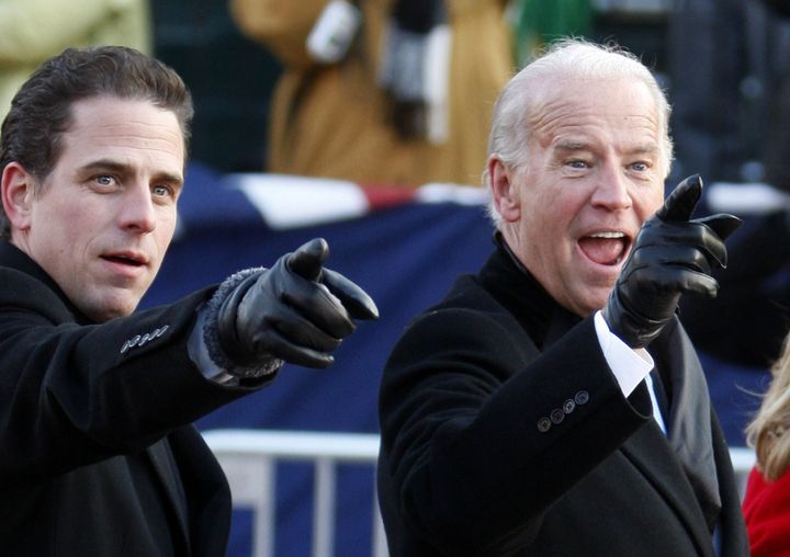 Hunter Biden et son père Joe Biden, le 20 janvier 2009 à Washington. (CARLOS BARRIA / REUTERS)