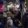 Un marché à&nbsp;Kandahar (Afghanistan), la ville d'origine des talibans, le 1er octobre 2020. (WAKIL KOHSAR / AFP)