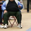 Une femme ob&egrave;se assise &agrave; Times Square, &agrave; New York (Etats-Unis), le 8 mai 2012.&nbsp; (LUCAS JACKSON / REUTERS)