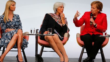 Ivanka Trump, Christine Lagarde, et Angela Merkel assises sur "Esat River Chair" d'Hella Jongerius (2013/14) pendant le sommet W20 Women’s Summit à Berlin, 2017.
 (Picture Alliance / REUTERS, photo: Hannibal Hanschke)