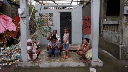 Un groupe de femmes devant une maison dévastée par l'ouragan Matthew, le 5 octobre 2016 à Les Cayes sur l'île d'&nbsp;Haïti. (? ANDRES MARTINEZ CASARES / REU / X03701)