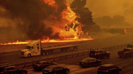 L'Interstate 80, une autoroute reliant San Francisco à New York, a été fermée dans les deux sens après avoir été gagnée par les flammes à hauteu de Vacaville, le 19 août 2020. (NOAH BERGER/AP/SIPA)