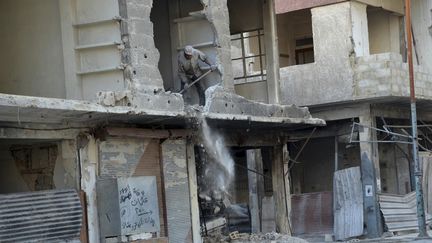 Un immeuble d&eacute;truit dans le quartier de la Ghouta, situ&eacute; &agrave; l'est de Damas (Syrie), le 5 octobre 2013. ( REUTERS)