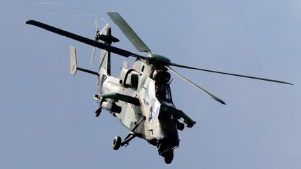 Un h&eacute;licopt&egrave;re Tigre, le 8 octobre 2012, lors d'une d&eacute;monstration &agrave; la base militaire de&nbsp;Solenzara (Corse du Sud). (PASCAL POCHARD CASABIANCA / AFP)