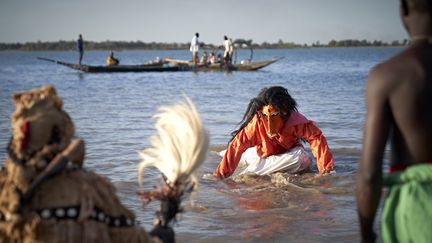 Sortie des masques lors du "Ségou Art Festival" sur les rives du fleuve Niger au Mali. Selon la légende, les Bozo sont les descendants de Faaro, esprit de l’eau et créateur du monde, ici représentation du mythe de la sirène. Photo prise le 7 février 2020 à Ségou. (MICHELE CATTANI / AFP)