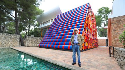 Christo a créé un "Mastaba" monumental à la Fondation Maeght une construction de barils de pétrole colorés, inspirée des édifices égyptiens, de 9 mètres de haut, 17 mètres de long et 9 mètres de large qui transforme la physionomie de la Cour Giacometti du musée de Saint-Paul-de-Vence (Alpes-Maritimes). L'artiste et sa femme Jeanne-Claude, décédée en 2009, en rêvaient depuis près de 50 ans. L'oeuvre s'accompagne d'une rétrospective du couple qui a "emballé" la planète (jusqu'au 27 novembre 2016). Photo : Christo devant sa "Mastaba" (4 juin 2016)
 ( photo Valery Hache / AFP)