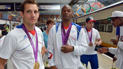 Derniers instants dans la capitale britannique pour le perchiste Renaud Lavillenie&nbsp;(&agrave; g.) et le cycliste Gr&eacute;gory Baug&eacute; (&agrave; d.), avant le d&eacute;part de l'Eurostar pour Paris. (ERIC FEFERBERG / AFP)