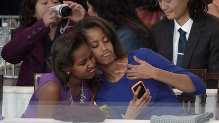 21 janvier 2013. Selfie pendant la parade, lors de la seconde cérémonie d'investiture de leur père.&nbsp; (JOE KLAMAR / AFP)