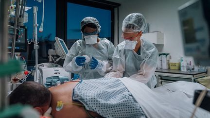 Un patient malade du Covid-19 pris en charge dans une unité de soins critiques, à l'Institut Mutualiste Montsouris, à Paris, le 31 janvier 2021. (ANDRE ALVES / HANS LUCAS / AFP)