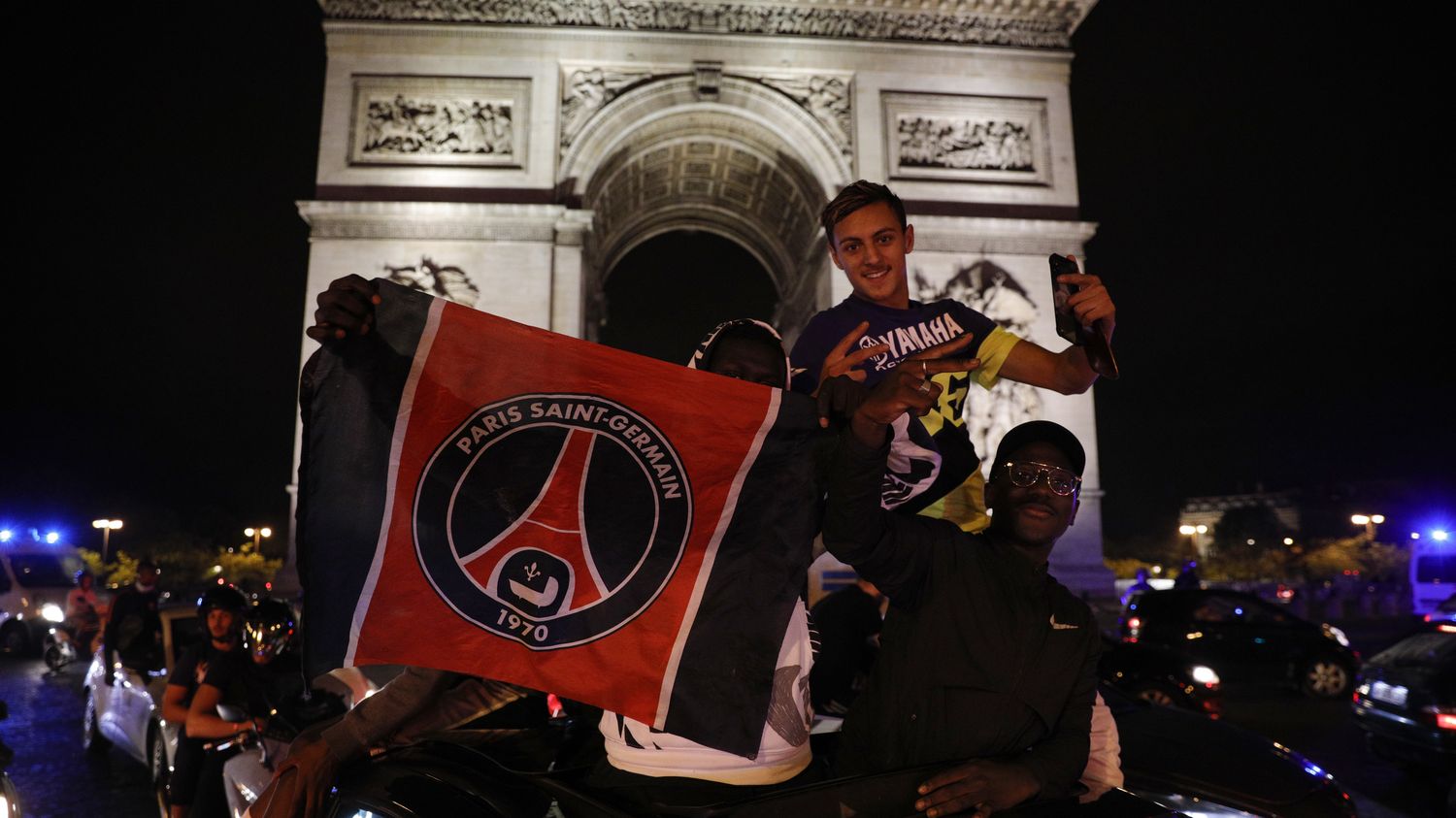 Paris Est Magique Sur Les Champs Élysées Les Supporters Du Psg Célèbrent Une