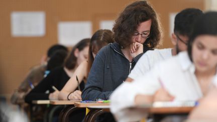 Des lycéens planchent sur les épreuves du baccalauréat, le 18 juin 2018 à Strasbourg (Bas-Rhin). (FREDERICK FLORIN / AFP)