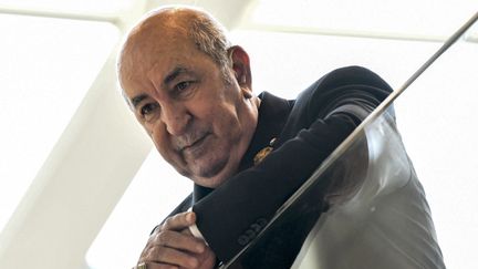 Le président algérien Abdelmadjid Tebboune assiste à la cérémonie de clôture du 31e sommet de la Ligue arabe à Alger, le 2 novembre 2022. (- / AFP)