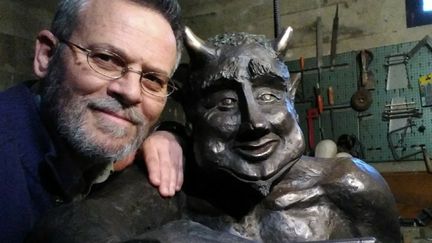 Le sculpteur José Antonio Abella pose au côté de son diablotin en bronze. (JOSE ANTONIO ABELLA)