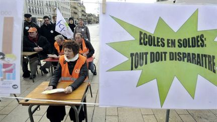 Des enseignants manifestent à Metz contre les suppressions de postes (15 janvier 2011) (AFP / Jean-Christophe Verhaegen)